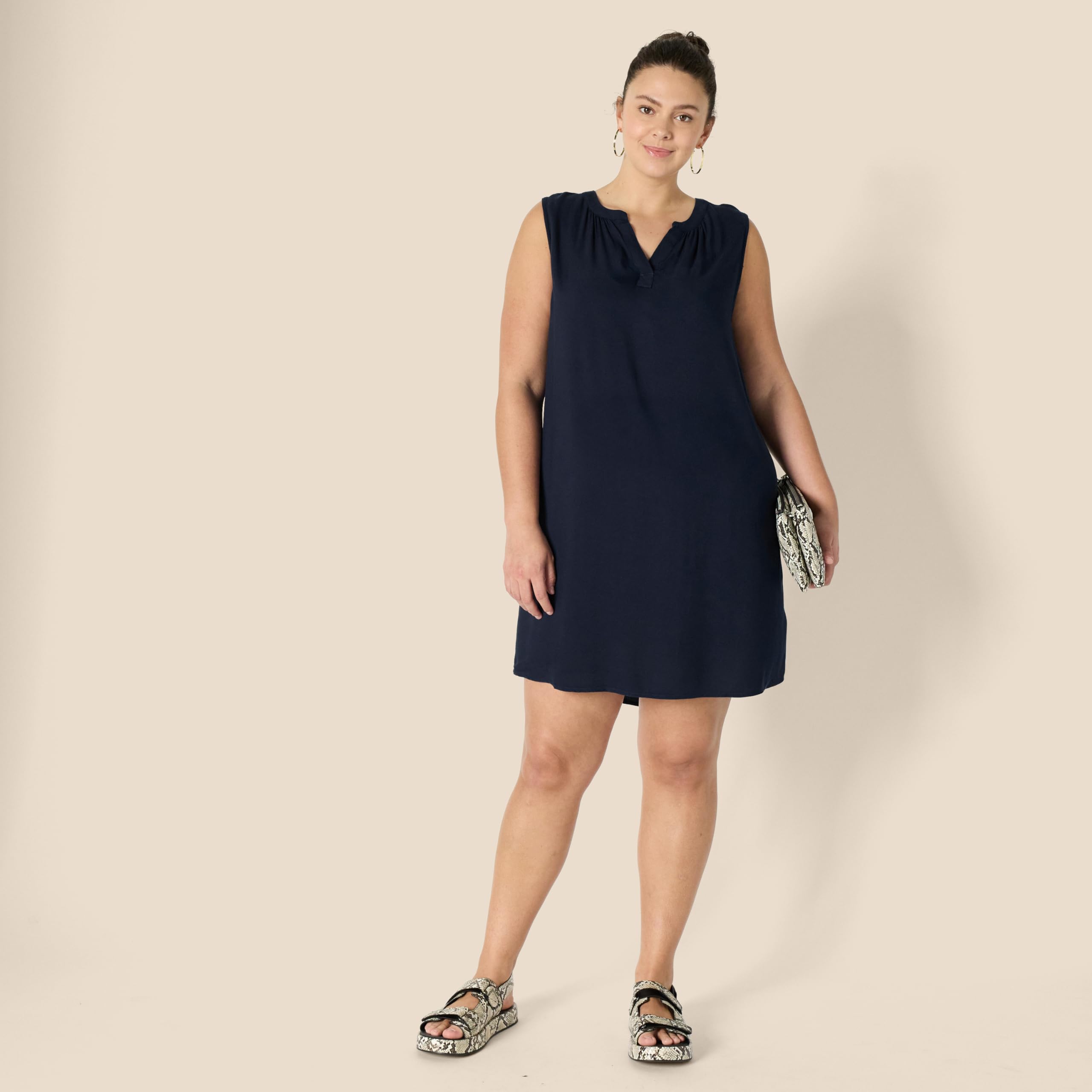 Amazon Essentials Women's Sleeveless Woven A-line V Neck Shift Dress