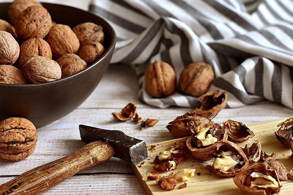 Presto Sales Walnuts “Current New Crop" In Shell Huge Hartley Choice Nut, Grown in California - Packed in a 3 lbs (48 oz.) Resealable Pouch Bag - Low-Carb, High-Protein.