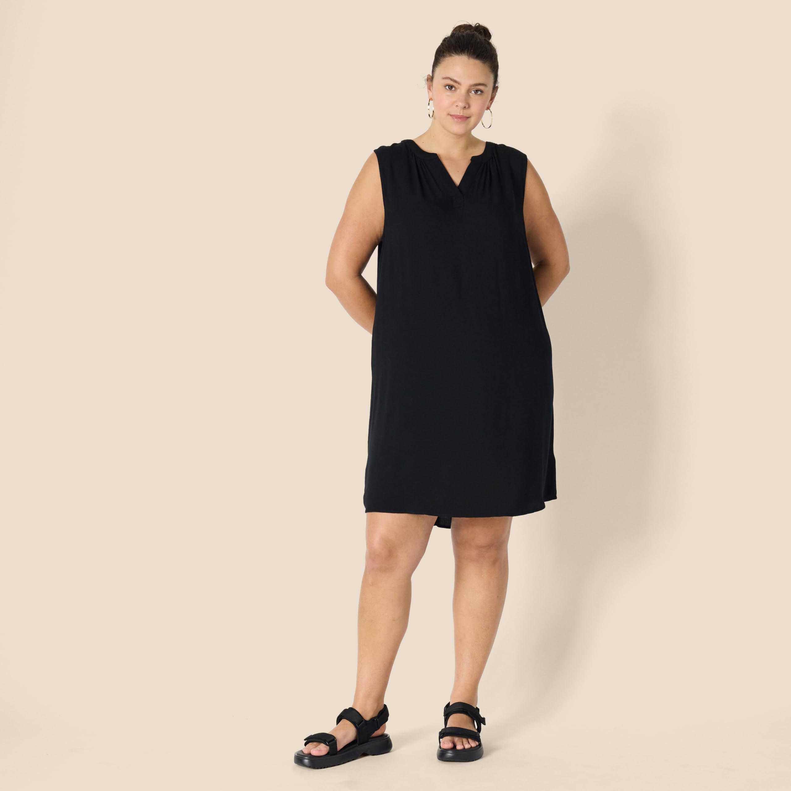 Amazon Essentials Women's Sleeveless Woven A-line V Neck Shift Dress