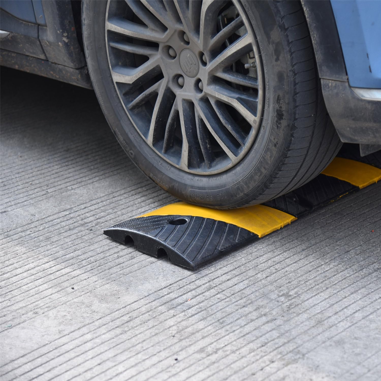 72" x 10" x 2" inch Portable Speed Bump Hump, 6' Feet Durable Collapsible Road Safety Bumps, Vehicles Hump Bumps for Asphalt Concrete Gravel Garage Driveway Roads Parking (72" Curlable Bump)