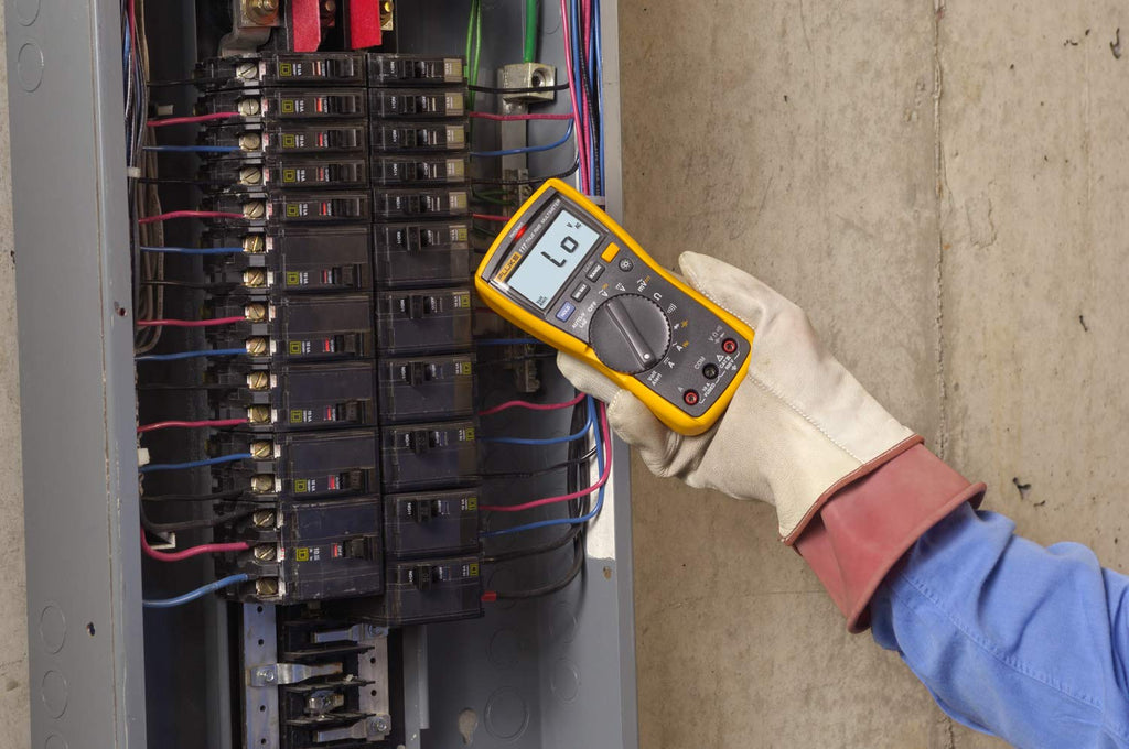Fluke 117 Digital Multimeter, Non-Contact AC Voltage Detection, Measures Resistance/Continuity/Frequency/Capacitance/Min Max Average, Automatic AC/DC Selection, Low Impedance Mode | Non-Contact AC Voltage Detection, Measures Resistance/Continuity/Frequenc
