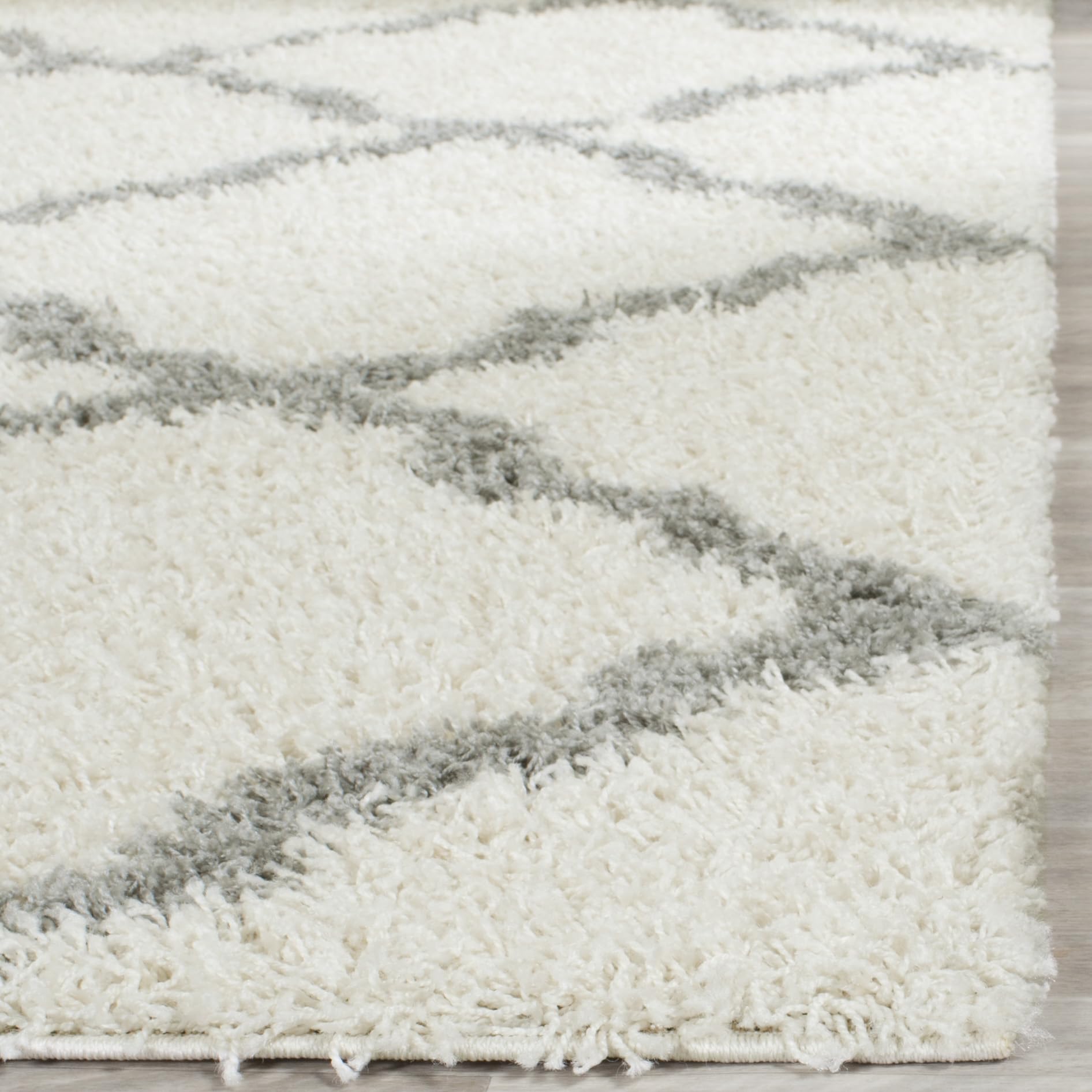 SAFAVIEH Dallas Shag Collection Accent Rug - 2'3" x 4', Beige & Ivory, Trellis Design, Non-Shedding & Easy Care, 1.5-inch Thick Ideal for High Traffic Areas in Entryway, Living Room, Bedroom (SGD257D)