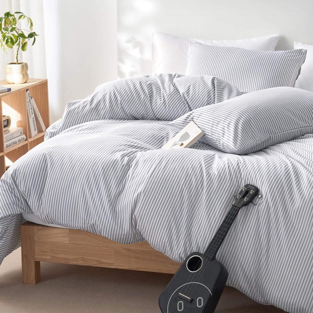 Wake In Cloud - Striped Comforter Set, Ticking Stripe Vertical Pinstripe Neutral Farmhouse Pattern Printed, Soft Lightweight Bedding, 3 Pieces, Blue White, Twin/Twin XL Size