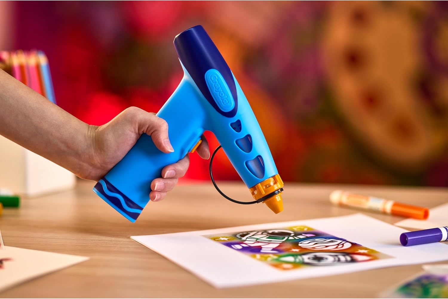 Crayola Marker Airbrush Spray Art Kit, Battery-Powered Sprayer with 8 Washable Markers & 5 Stencils, DIY Craft Set, Ages 6+