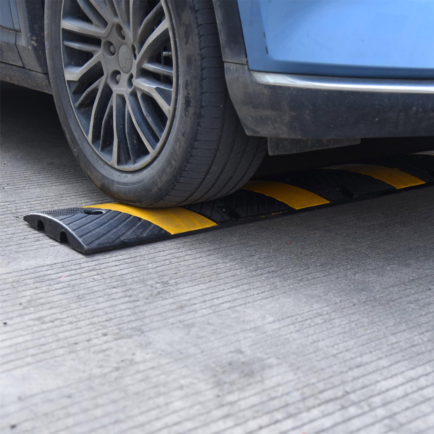 72" x 10" x 2" inch Portable Speed Bump Hump, 6' Feet Durable Collapsible Road Safety Bumps, Vehicles Hump Bumps for Asphalt Concrete Gravel Garage Driveway Roads Parking (72" Curlable Bump)