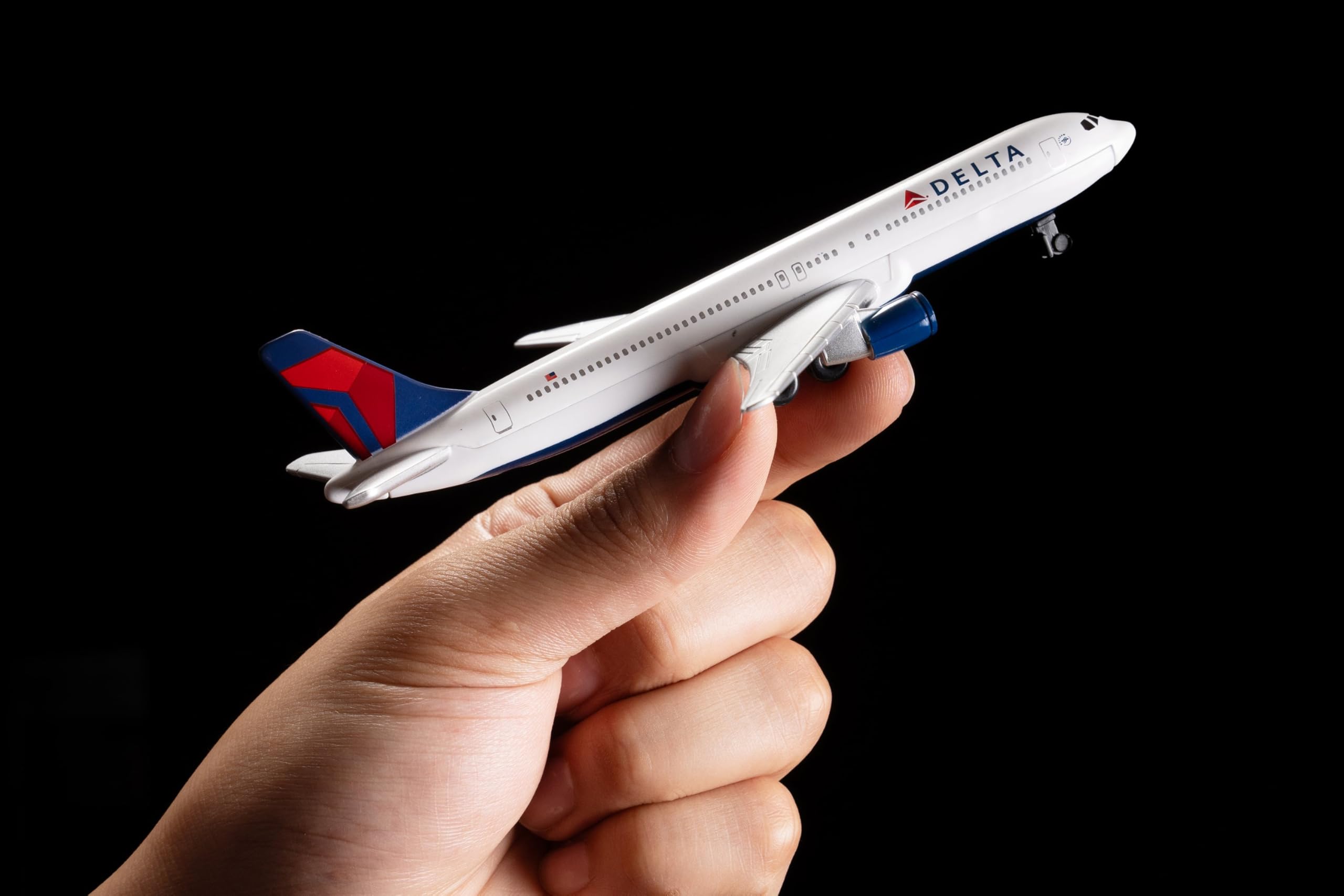 Daron Toy Airplane – Delta Air Lines Airbus A350 – Die-Cast Metal Model Airplane Toy with Plastic Parts for Kids Ages 3+