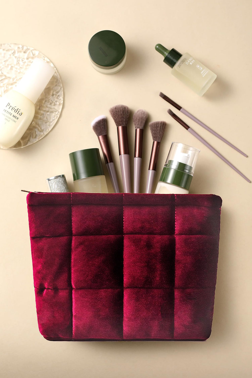Puffy Quilted Makeup Bag for Women, Cosmetic Bag, Travel Toiletry Organizer Pouch Clutch (Black Flowers)