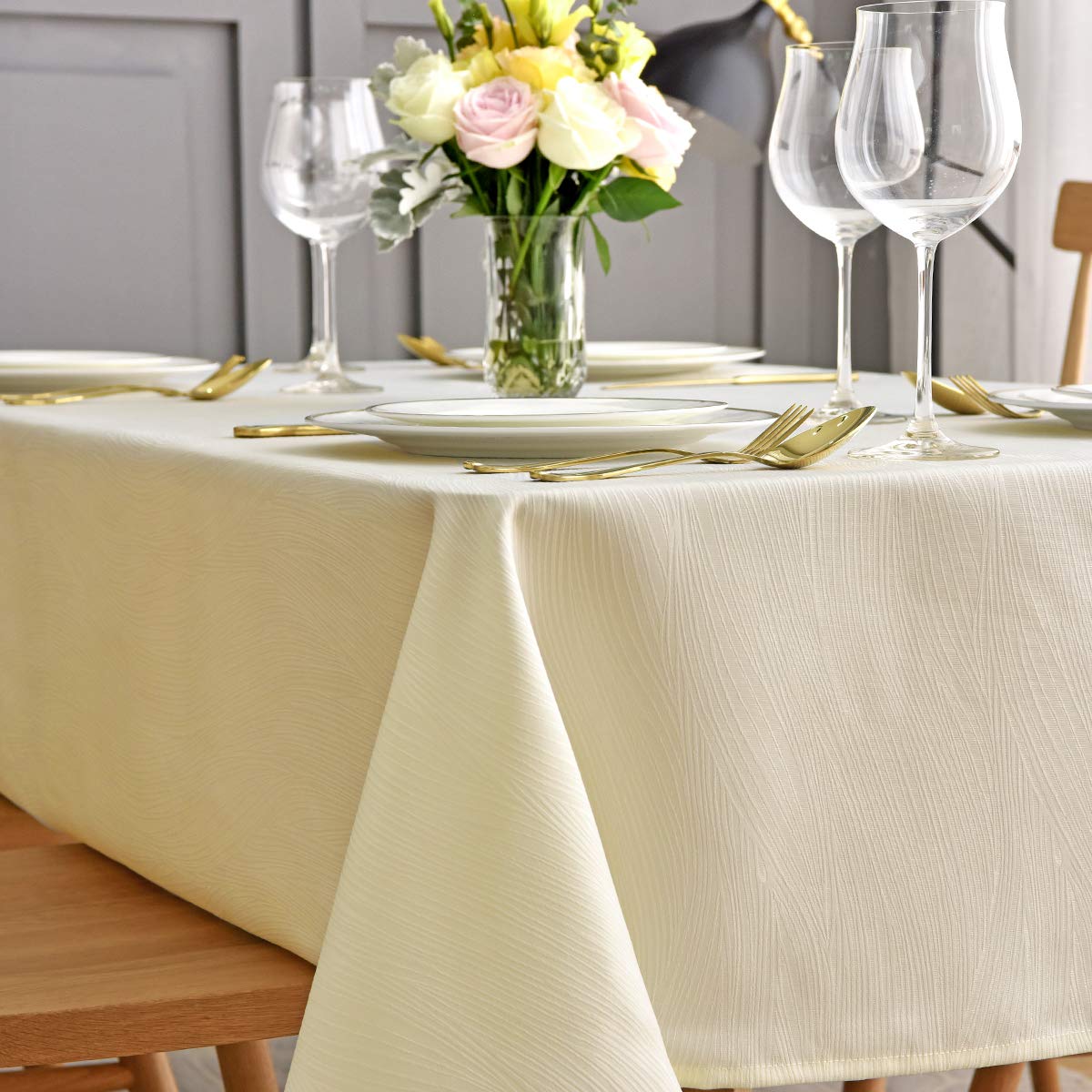 maxmill Jacquard Cloth Napkin 20 x 20 Inch Swirl Pattern Solid Washable Polyester Dinner Napkins Set of 4 Pieces with Hemmed Edges for Family Holiday Dinners Weddings Parties and Banquets Beige