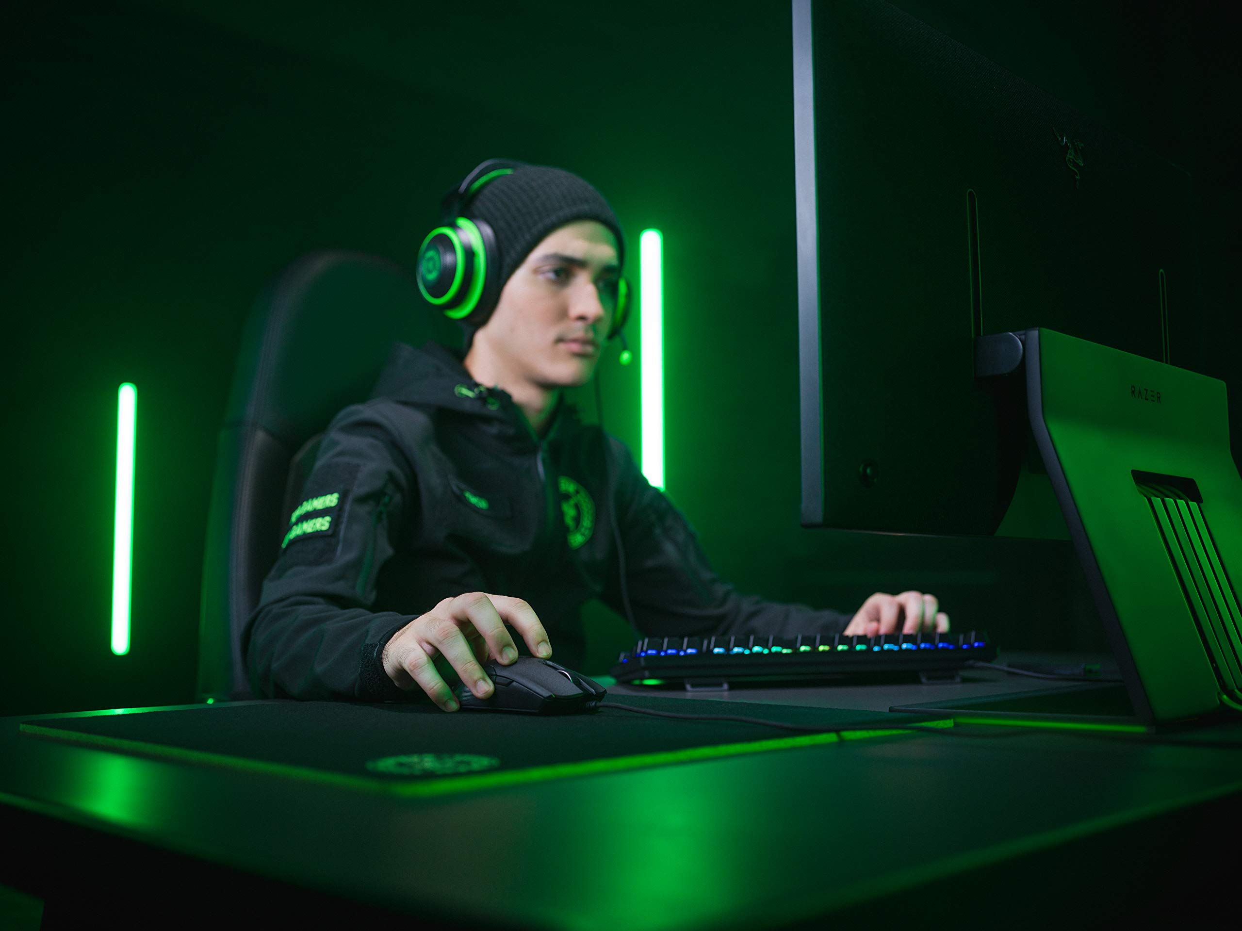 Razer Viper 8K Hz - Ambidextrous E-Sport Gaming Mouse with 8,000 Hz HyperPolling Technology (Optical Focus + Sensor with 20K DPI, Optical Mouse switches, 71g Light) - Black