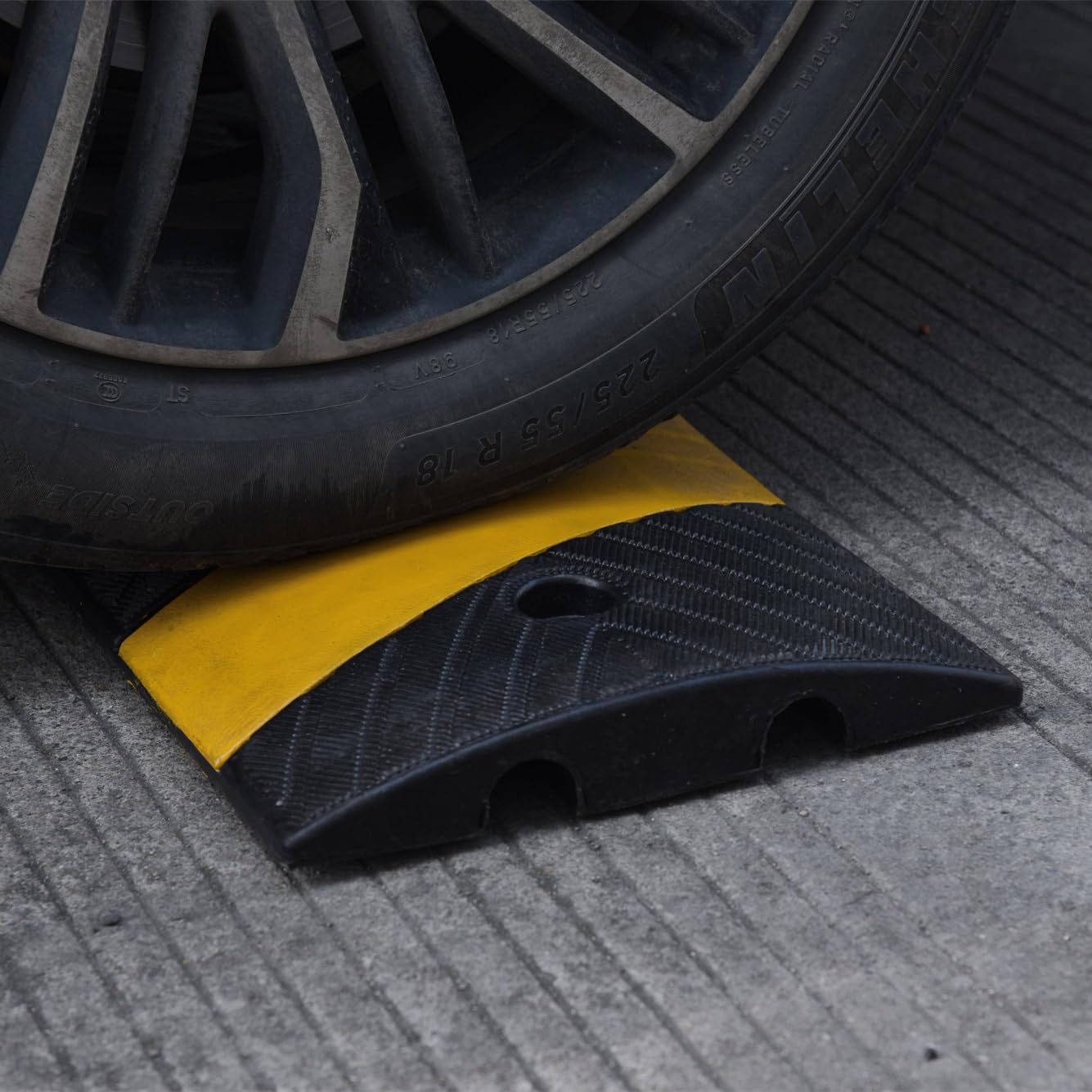 72" x 10" x 2" inch Portable Speed Bump Hump, 6' Feet Durable Collapsible Road Safety Bumps, Vehicles Hump Bumps for Asphalt Concrete Gravel Garage Driveway Roads Parking (72" Curlable Bump)