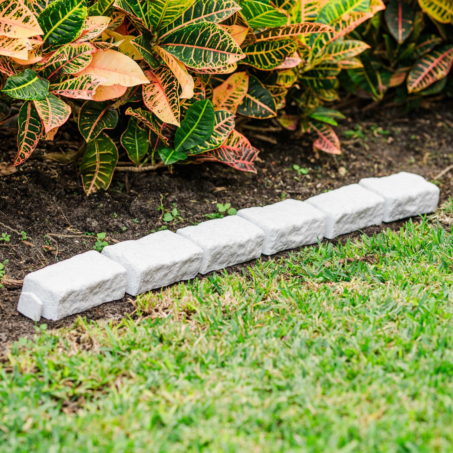 Beuta Landscape Edging | Garden Edging Border | Faux Stone Bricks for Lawn edging, Flower beds, Pathways & Yard Edging– 1 Pack | Each Section Has 6 Bricks 48"L x 4"W x 2.25"H | 3 Spikes |Cobblestone
