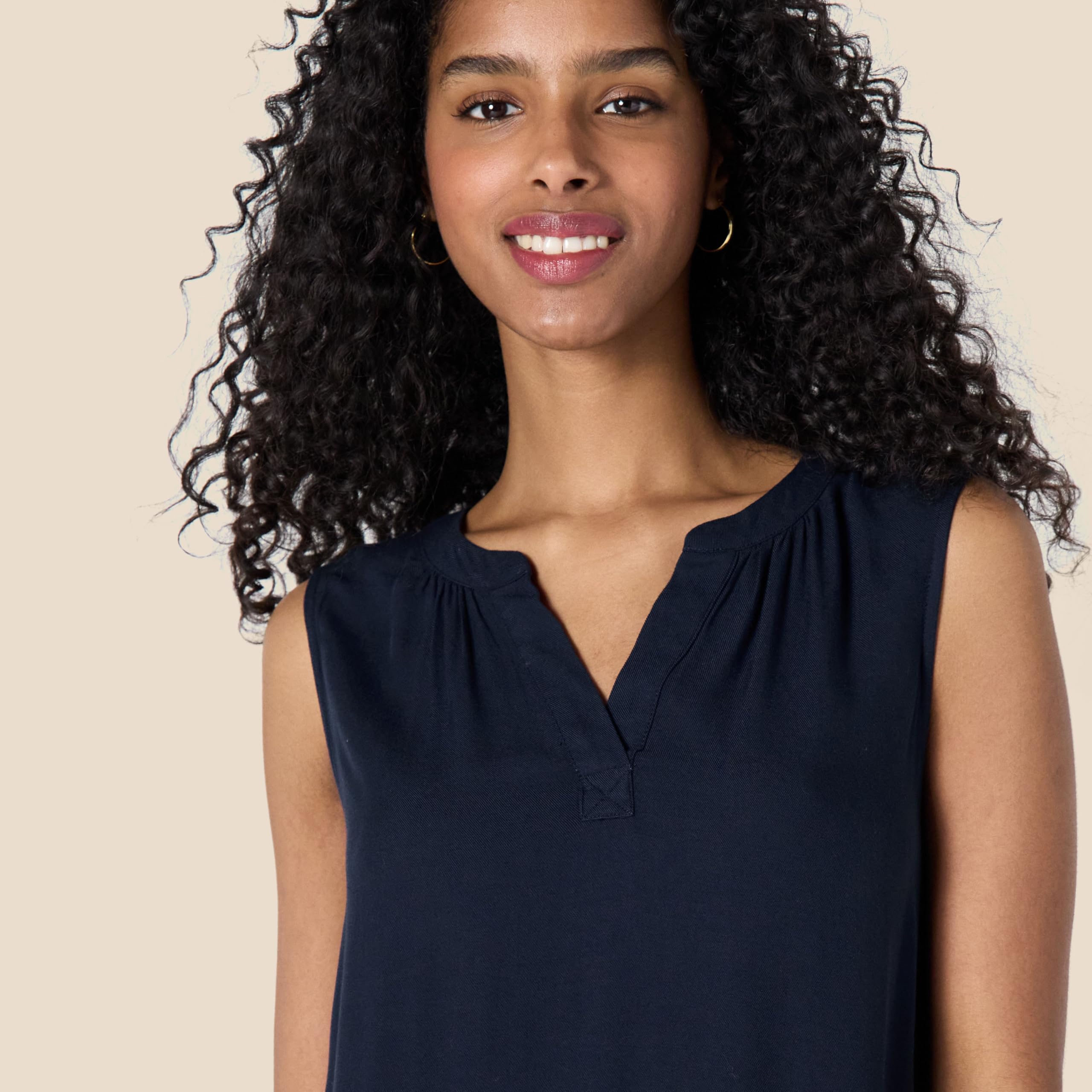Amazon Essentials Women's Sleeveless Woven A-line V Neck Shift Dress