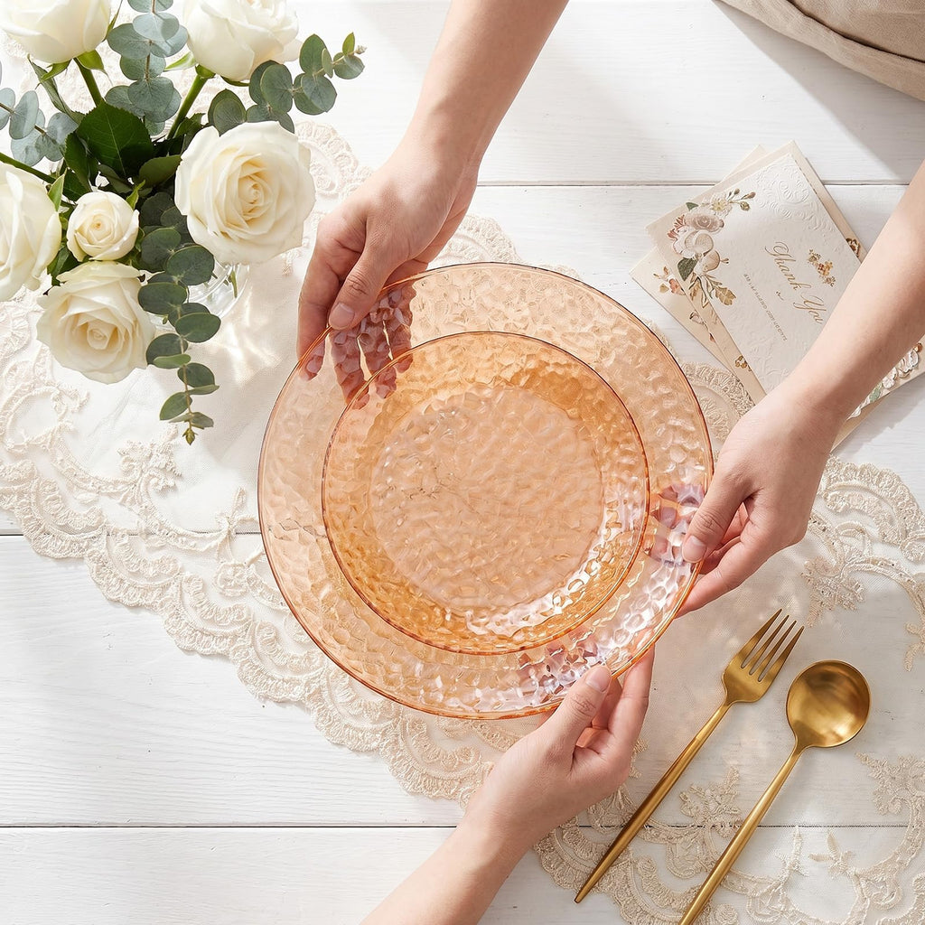 Rubtlamp 100Pcs Amber Gold Plastic Plates, Disposable Plates With Gold Rim, Heavy-duty Party Platos, Hammered Plastic Plates Include 50 Clear Dessert Plates, 50 Dinner Plates for Party