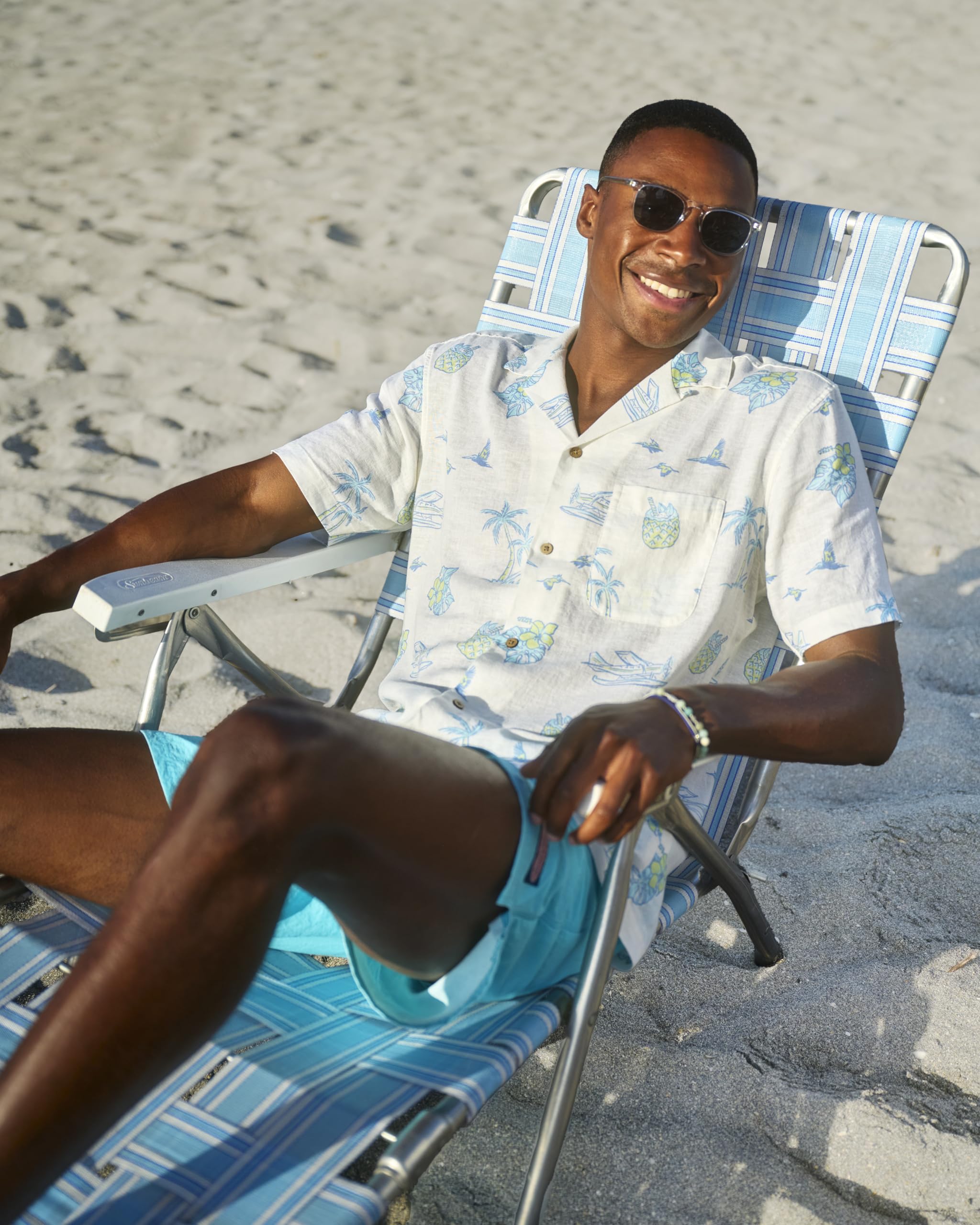 Vineyard Vines Men's Tropical Airways Seabreeze Linen Rayon Short Sleeve Cabana Shirt