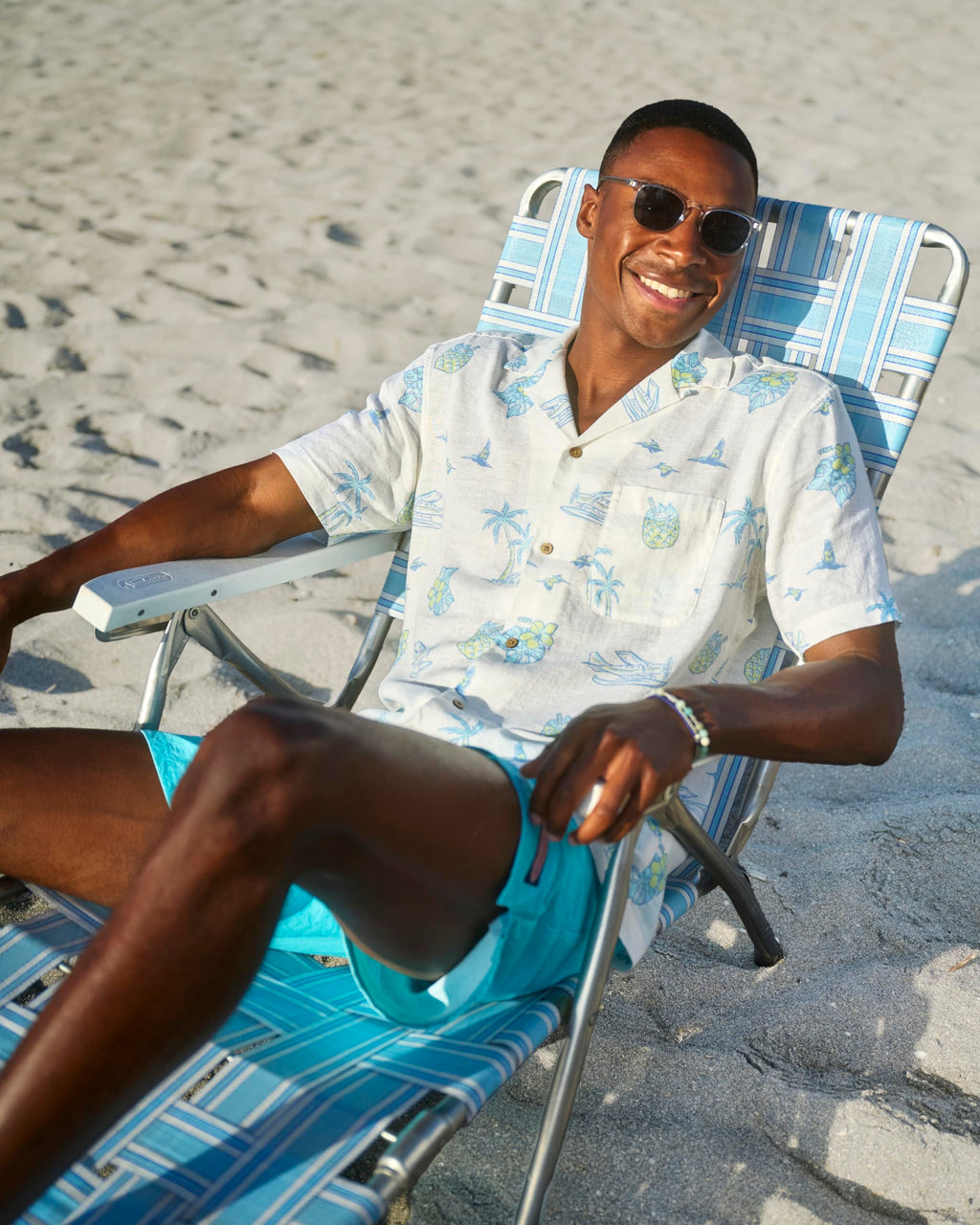 Vineyard Vines Men's Tropical Airways Seabreeze Linen Rayon Short Sleeve Cabana Shirt