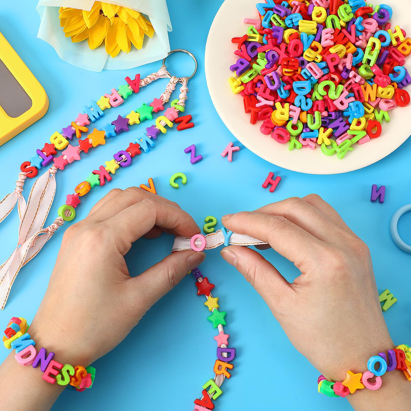 Augshy 700PCS White Letter Beads Alphabet Beads for Making DIY (6mm) | Premium Acrylic Cube Shape, Ideal Bracelets and Keychains, Large Hole Design for Easy Paracord Threading