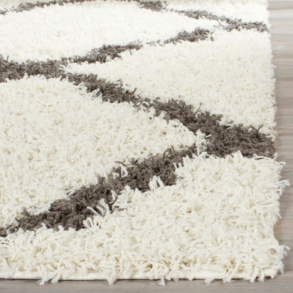 SAFAVIEH Dallas Shag Collection Accent Rug - 2'3" x 4', Beige & Ivory, Trellis Design, Non-Shedding & Easy Care, 1.5-inch Thick Ideal for High Traffic Areas in Entryway, Living Room, Bedroom (SGD257D)