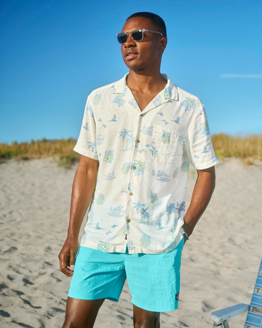 Vineyard Vines Men's Tropical Airways Seabreeze Linen Rayon Short Sleeve Cabana Shirt