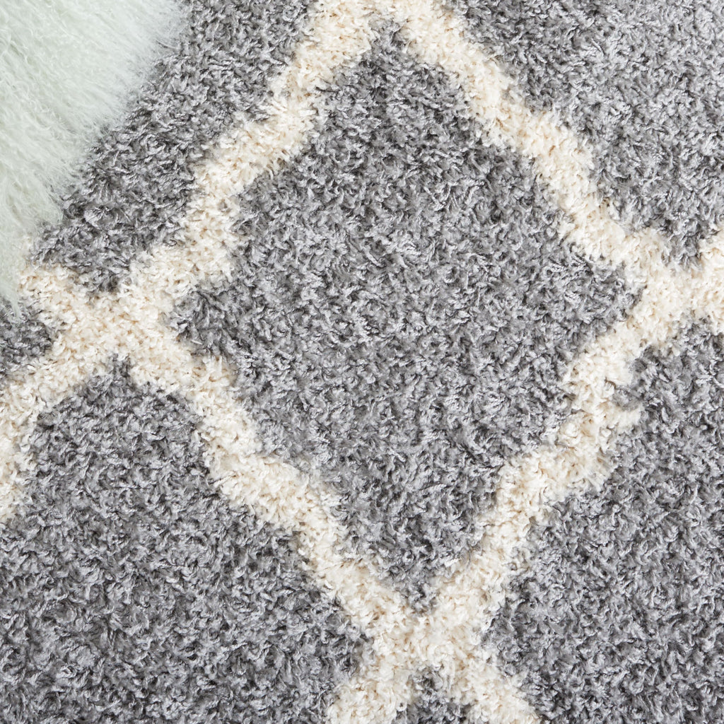 SAFAVIEH Dallas Shag Collection Accent Rug - 2'3" x 4', Beige & Ivory, Trellis Design, Non-Shedding & Easy Care, 1.5-inch Thick Ideal for High Traffic Areas in Entryway, Living Room, Bedroom (SGD257D)