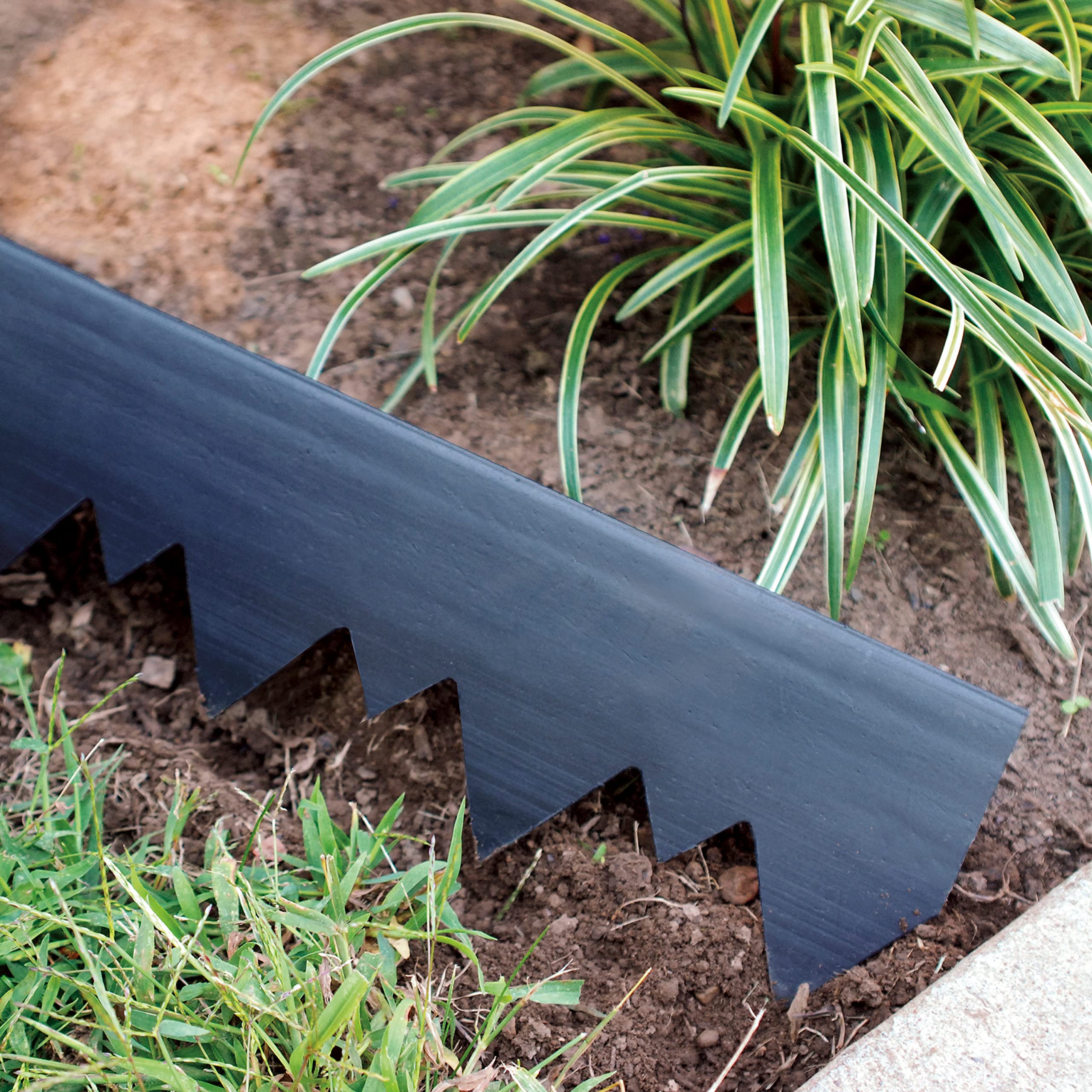 EasyFlex Pound‑In Landscape Edging with Bonus Anchoring Stakes – 20‑Foot Plastic Garden Border, 4.5 in. Straight‑Top Lawn Edging, Black
