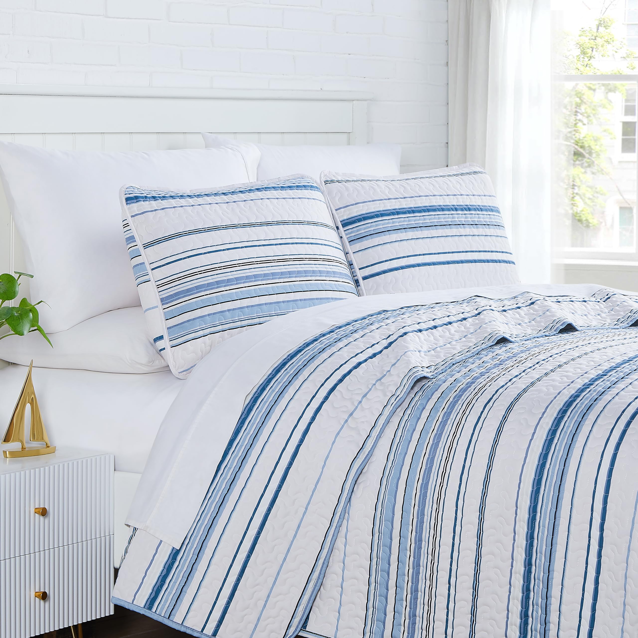 Southshore Fine Living, Inc. XL Twin Quilt Set, Microfiber Quilted Bedspread, White Bedding Twin Coverlet w/Pillow Sham, Pet Hair Resistant Bedding Coverlet Set, Quilted Coverlet, Bright White Quilt