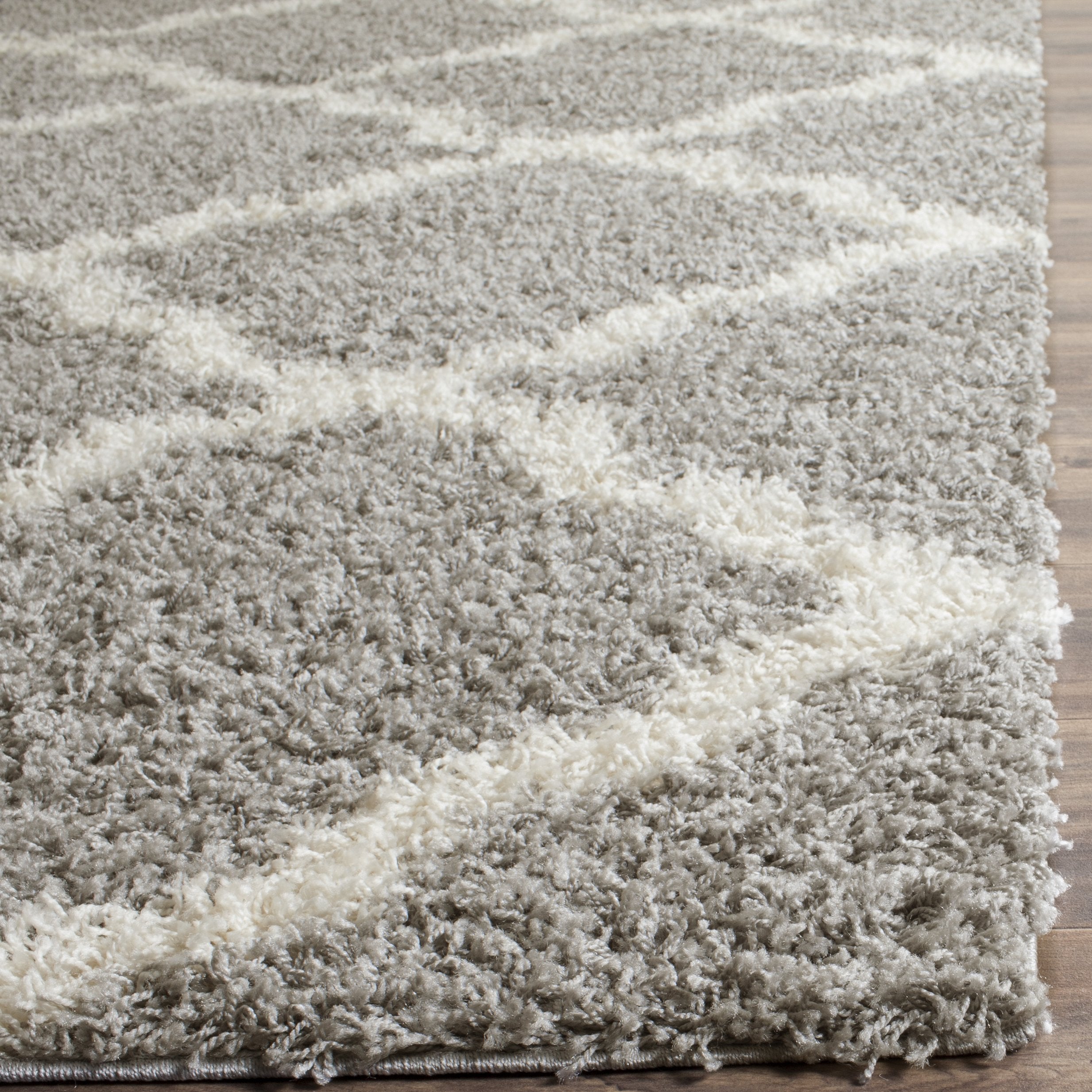 SAFAVIEH Dallas Shag Collection Accent Rug - 2'3" x 4', Beige & Ivory, Trellis Design, Non-Shedding & Easy Care, 1.5-inch Thick Ideal for High Traffic Areas in Entryway, Living Room, Bedroom (SGD257D)