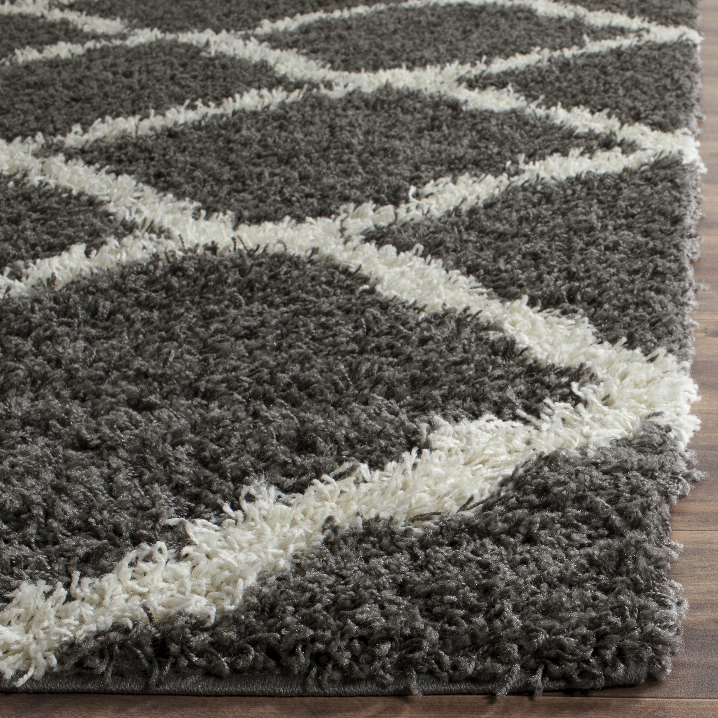 SAFAVIEH Dallas Shag Collection Accent Rug - 2'3" x 4', Beige & Ivory, Trellis Design, Non-Shedding & Easy Care, 1.5-inch Thick Ideal for High Traffic Areas in Entryway, Living Room, Bedroom (SGD257D)